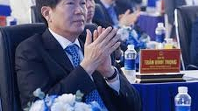 มหาเศรษฐี ตรัน ดินห์ ลอง กดปุ่มเพื่อเปิดการก่อสร้างโรงงานผลิตรางรถไฟและเหล็กพิเศษอย่างเป็นทางการ