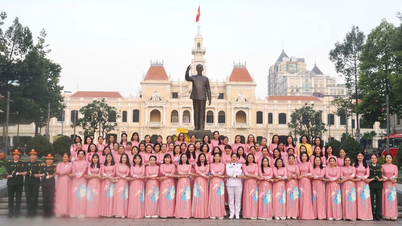 ホーチミン市女性会議に出席した代表者たちがホーチミン主席を偲んで花輪を捧げた。