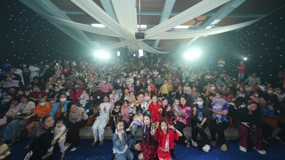 Zanger Tung Duong en de Touching Love Foundation brengen kerst naar zieke kinderen.