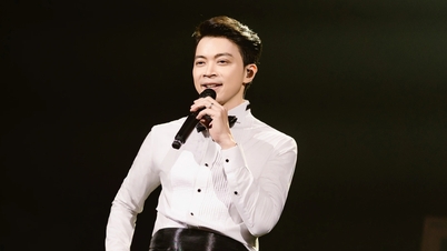 Lan Nha shines alongside People's Artist Tan Minh and Huong Tram in their 15th anniversary concert.