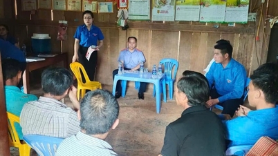 Jovens em Muong Toong saem da pobreza graças à comunicação comunitária.