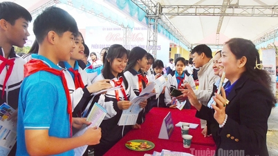 និស្សិត និងកម្មករជាង ៥០០ នាក់បានចូលរួមក្នុងពិព័រណ៍ការងារនៅឃុំថៃប៊ិញ។