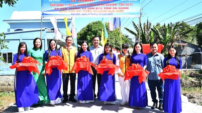 Hon Dat commune inaugurates Canal 7 bridge.