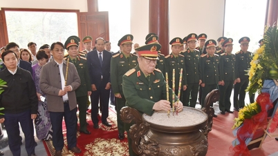 លោក Nguyen Trong Nghia ប្រធាននាយកដ្ឋាននយោបាយទូទៅនៃកងទ័ពប្រជាជនវៀតណាម បានអុជធូបរំលឹកវិញ្ញាណក្ខន្ធនាយឧត្តមសេនីយ៍ Vo Nguyen Giap។
