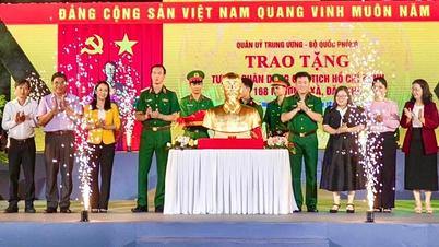 Präsentation einer Porträtstatue von Präsident Ho Chi Minh in Ho-Chi-Minh-Stadt.