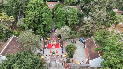 Ba Vi commune offers incense to commemorate the anniversary of the death of Saint Tan Vien Son.