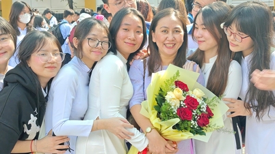 Ho Chi Minh Şehri, öğretmenlerin performansını izleme ve ödüllendirme kriteri olarak etik standartları benimsemiştir.