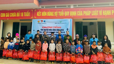 100 suất quà được trao trong Chương trình “Tình nguyện mùa Đông 2025” của tuổi trẻ phường Nghĩa Lộ