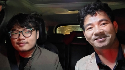 Director Xuan Bac has a humorous conversation with his son, while Tran Thanh reveals his physique, causing a sensation.
