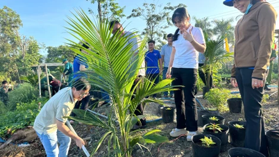 La commune de Tan Thanh lance la campagne « Planter des arbres en signe de gratitude envers l'oncle Hô ».