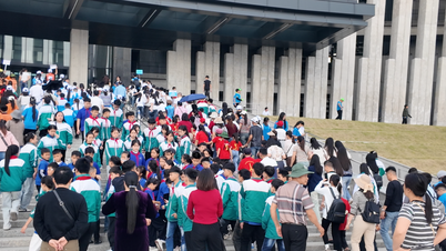 若者たちはベトナム人民軍の歴史について学ぶことに熱心です。