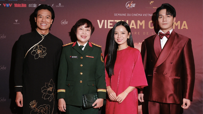 តើ​អ្នកដឹកនាំរឿង​បាន​និយាយ​អ្វី​ខ្លះ​ពេល​ចាក់ផ្សាយ​រឿង 'Red Rain' នៅលើ​កញ្ចក់​ទូរទស្សន៍ VTV អំឡុងពេល​ម៉ោង​ចាក់ផ្សាយ​សំខាន់​នៅ​ចុងសប្ដាហ៍?