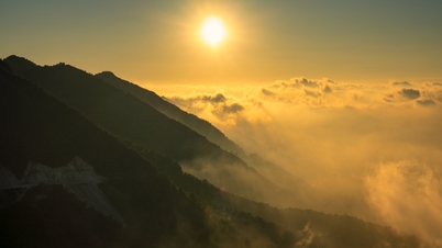 Menyaksikan matahari terbenam di atas lautan awan di Ta Xua.