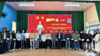 หนังสือพิมพ์ Vietnam Law ให้การสนับสนุนประชาชนในพื้นที่ประสบภัยน้ำท่วมจังหวัดลำดงในการซ่อมแซมบ้านเรือน