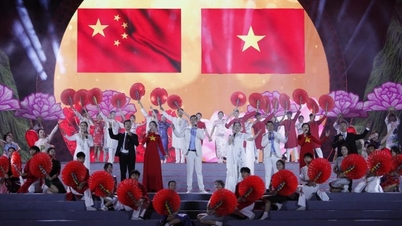 2025年ベトナム・ラオス・中国三国玉投げフェスティバルの開幕芸術プログラム：国境連帯の精神を広めるユニークな文化芸術のハイライト。