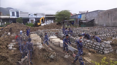 Những người thợ xây mặc áo lính biển