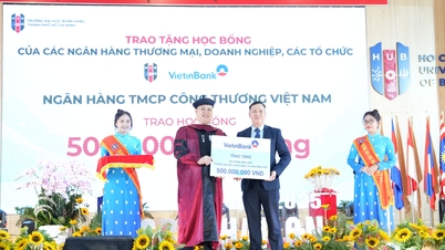ធនាគារ VietinBank ប្រគល់អាហារូបករណ៍ដល់និស្សិតនៃសាកលវិទ្យាល័យធនាគារទីក្រុងហូជីមិញ។