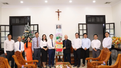 Wakil Ketua Komite Rakyat Provinsi Nguyen Thanh Ha mengunjungi dan mengucapkan selamat kepada lembaga-lembaga keagamaan dalam rangka menyambut Natal.