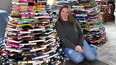 Unique way to arrange books into a Christmas tree for Christmas 2025