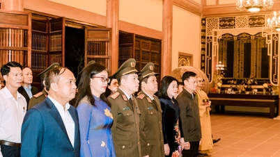 El mayor general Nguyen Hong Nguyen asistió a la ceremonia de devolución de la tierra a su ubicación original y ofreció incienso para rendir homenaje a los heroicos mártires de la comuna de Yen Thanh.