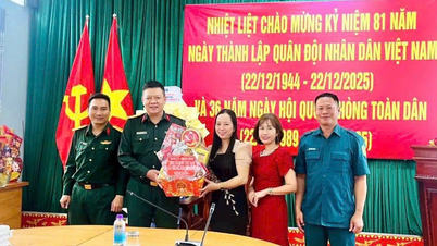 ថ្នាក់ដឹកនាំឃុំទ្រុងខាញ់វិញចុះសួរសុខទុក្ខ និងអបអរសាទរដល់អង្គភាពយោធា។