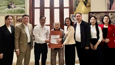The Vietnam Fatherland Front Committee of Hat Mon commune visited and presented gifts to parishes on the occasion of Christmas 2025.