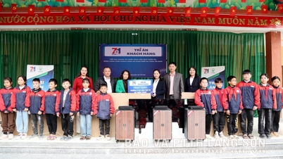 Lang Son Power Company: Spendet Geschenke an 13 Schulen.