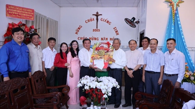 Phó Chủ tịch Thường trực Ủy ban MTTQ Việt Nam tỉnh An Giang Lê Thanh Việt chúc mừng lễ Giáng sinh 2025