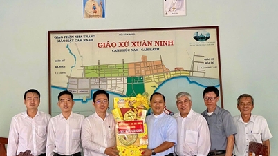 មន្ត្រី​សង្កាត់ Cam Ranh បាន​ទៅ​សួរសុខទុក្ខ និង​អបអរសាទរ​ដល់​ស្ថាប័ន​សាសនា​នានា។