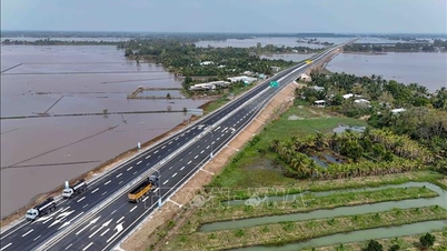 First day of traffic on the Can Tho - Ca Mau expressway: Smooth traffic flow.