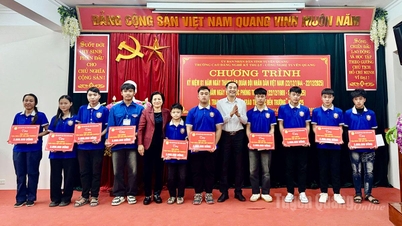 ការអប់រំបែបប្រពៃណី និងអាហារូបករណ៍សម្រាប់សិស្ស។