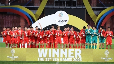 Having just won the SEA Games, coach Kim Sang Sik is now starting a new campaign with Vietnamese football.