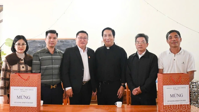Xã Mậu A tổ chức 3 đoàn thăm, tặng quà chúc mừng Giáng sinh