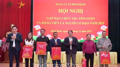 Gmina Binh Dinh: Spotkanie z dostojnikami religijnymi i wierzącymi członkami Partii z okazji Bożego Narodzenia 2025 r.