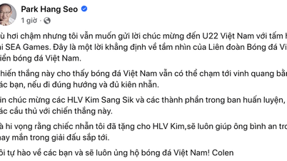 គ្រូបង្វឹក Park Hang-seo បានប្រគល់អំណោយដ៏មានតម្លៃជូនលោក Kim Sang-sik ដោយអបអរសាទរក្រុម U22 វៀតណាម ដែលបានឈ្នះជើងឯក SEA Games 33។