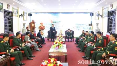Para pemimpin Komite Rakyat Provinsi Son La mengunjungi dan mengucapkan selamat kepada Komando Militer Provinsi pada tanggal 22 Desember.