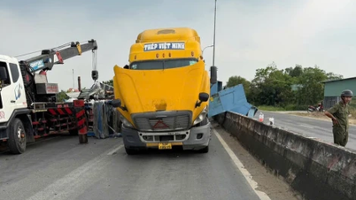 Les sangles de fixation du camion porte-conteneurs ont cédé, et le chargement est tombé, bloquant la route.