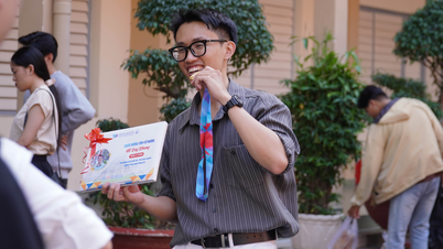 Okamžik vyhlášení nejlepším studentem informačních technologií na promočním ceremoniálu.