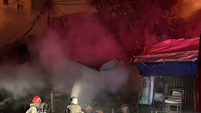 Hanoi: Major fire at Xanh Market.