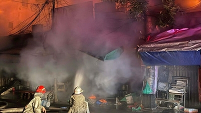 هانوي: اندلع حريق في السوق الأخضر في الصباح الباكر، ونجت 2000 متر مربع من الأكشاك من النيران.