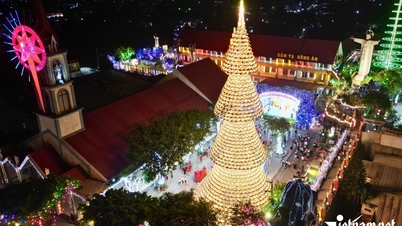 Un sapin de Noël de 35 mètres de haut, composé de près de 3 000 chapeaux coniques, attire les touristes venus prendre des photos à Dong Nai.