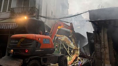 In Hanoi wurden Bagger eingesetzt, um Gebäude abzureißen und so der Polizei den Weg zum Löschen eines Marktbrandes freizumachen.