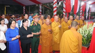 ពិធីរំលឹកវិញ្ញាណក្ខន្ធ និងគោរពវិញ្ញាណក្ខន្ធវីរជនពលីជីវិតនៅទីបញ្ចុះសពយុទ្ធជនពលីភ្នំ ៨២ នៅខេត្តតៃនិញ។