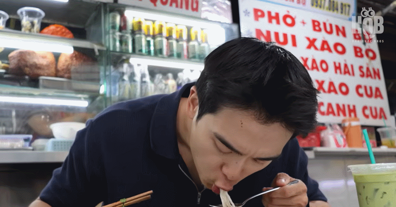 Koreanska turister, beväpnade med 200 000 dong, njöt av en festmåltid med lokala specialiteter på en sekelgammal marknad i Ho Chi Minh-staden.