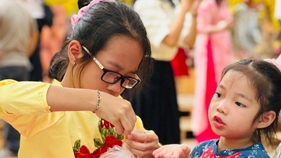 Ho Chi Minh şehrindeki veliler, öğrencilerin Tet bayramı programını beklerken "o kadar hayal kırıklığına uğramışlar ki ağlamak istiyorlar".
