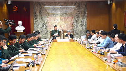 Das Verteidigungsministerium inspiziert Verteidigungsarbeiten bei der Vietnam National Energy and Industry Corporation.