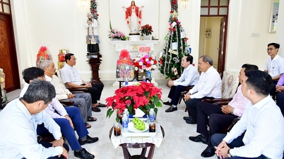Phó Bí thư Tỉnh ủy- Lâm Minh Đằng thăm, chúc mừng Giáng sinh tại phường Trà Vinh và Nguyệt Hóa