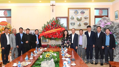 El vicepresidente del Comité Popular Provincial, Vuong Ngoc Ha, visitó y felicitó a la parroquia Tuyen Quang con motivo de la Navidad de 2025.