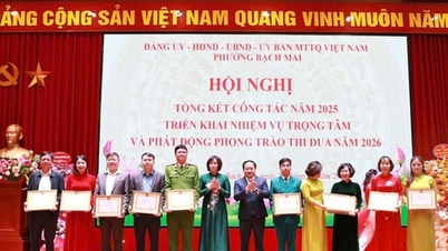 Bach Mai Ward commended many collectives and individuals for their outstanding achievements.