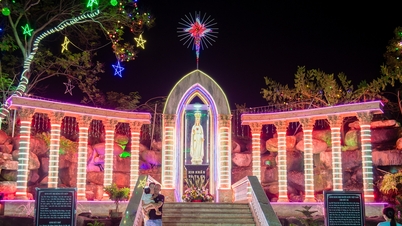A series of churches in Ho Chi Minh City are brilliantly lit up before Christmas, attracting crowds of people checking in.